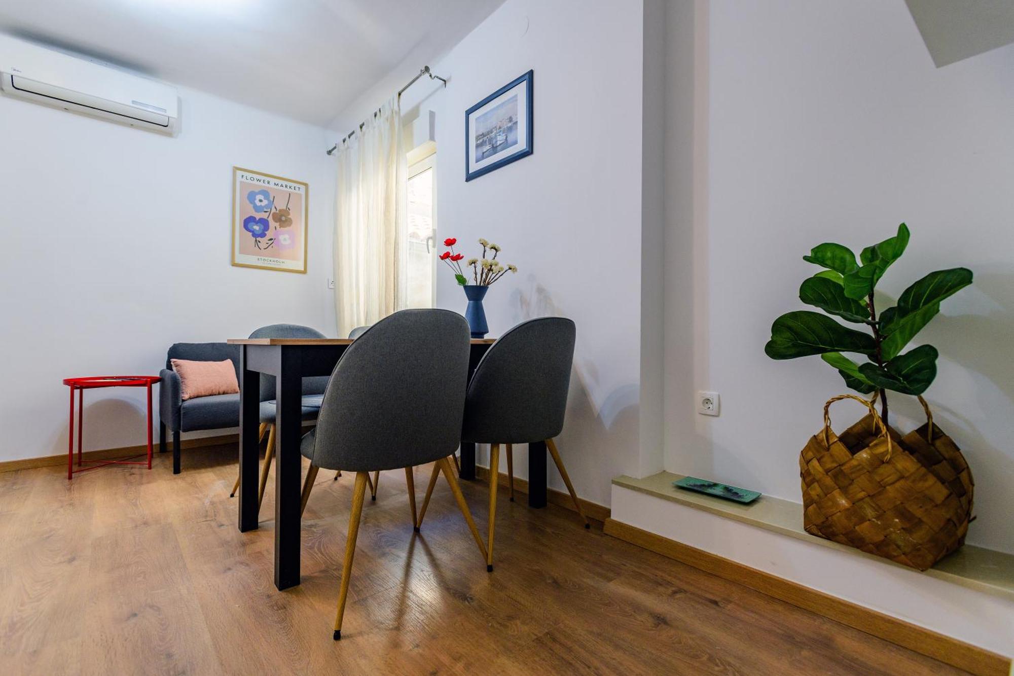 Pretty In The Centre - Old Town Apartment *