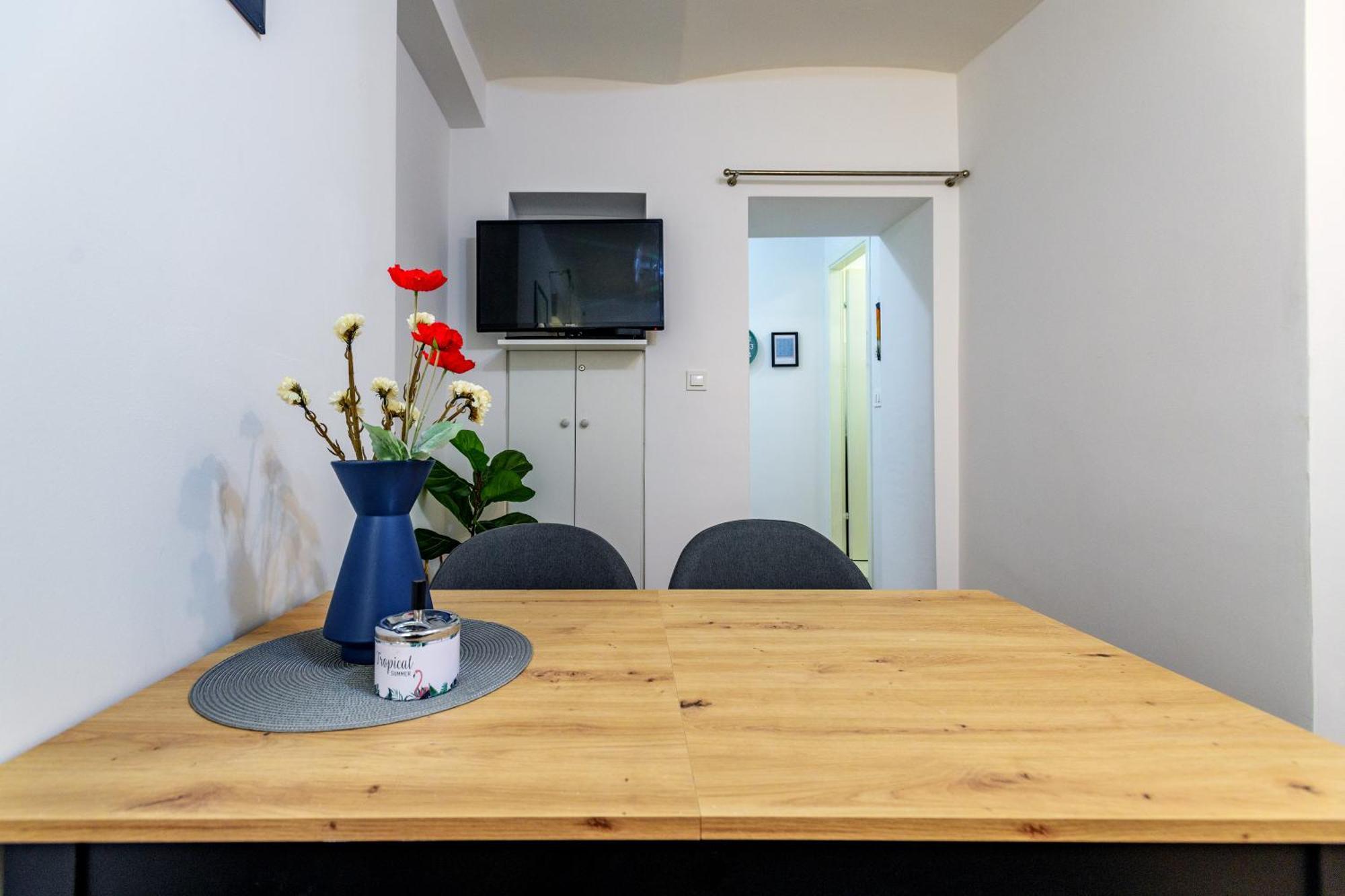 Pretty In The Centre - Old Town Apartment *